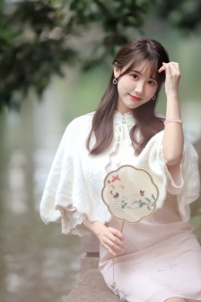 老板含着她的花蒂啃咬高潮